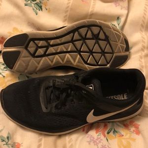 Running shoes/ workout shoes